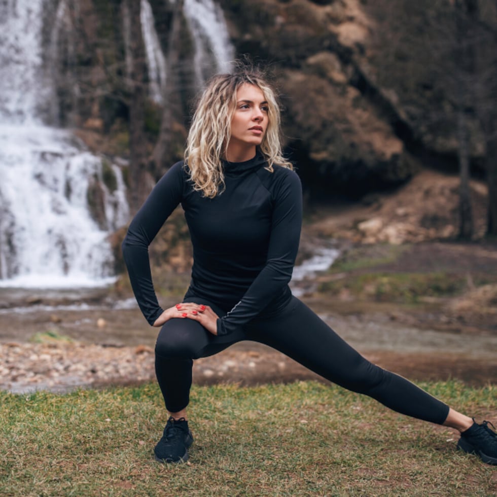 Sleek Monochromatic Black for Intense Winter Training Sleek Monochromatic Black for Intense Winter Training — Winter Workout Outfits