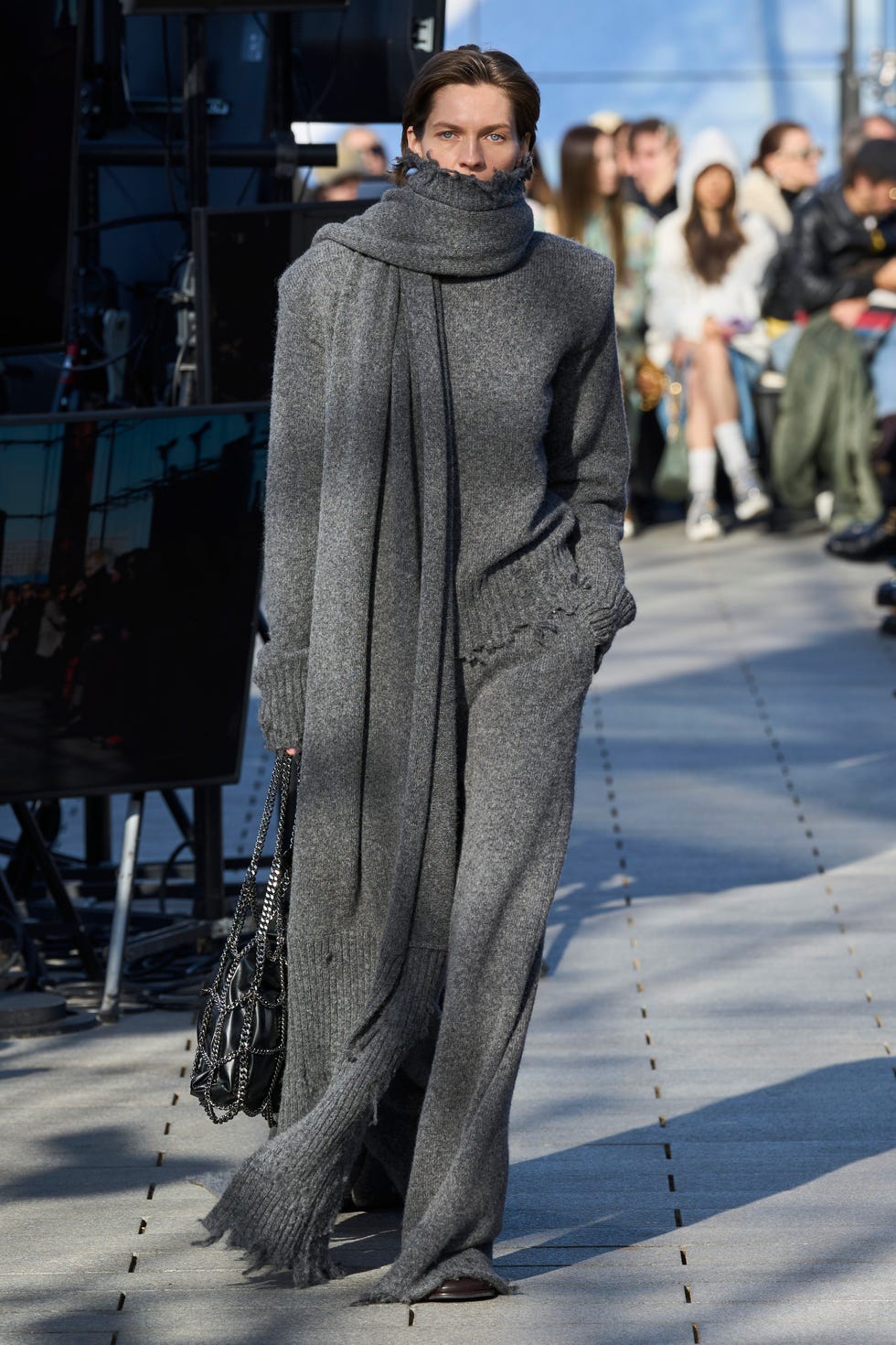 Come abbinare bene i vestiti: look moda donna 2025