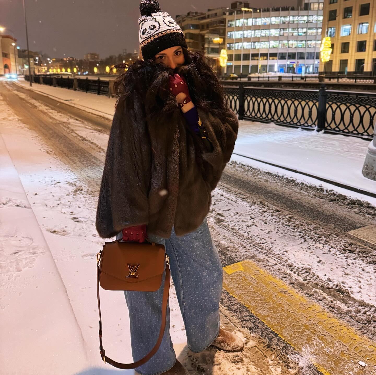 Luxurious Fur Coat with Wide-Leg Jeans and Shearling Boots — Winter Streetwear Outfits