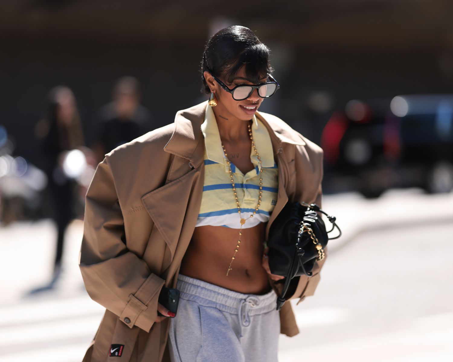 Trench Coat Over Sweatpants: Unexpected Athleisure Elegance Trench Coat Over Sweatpants: Unexpected Athleisure Elegance — Winter Athleisure Outfits