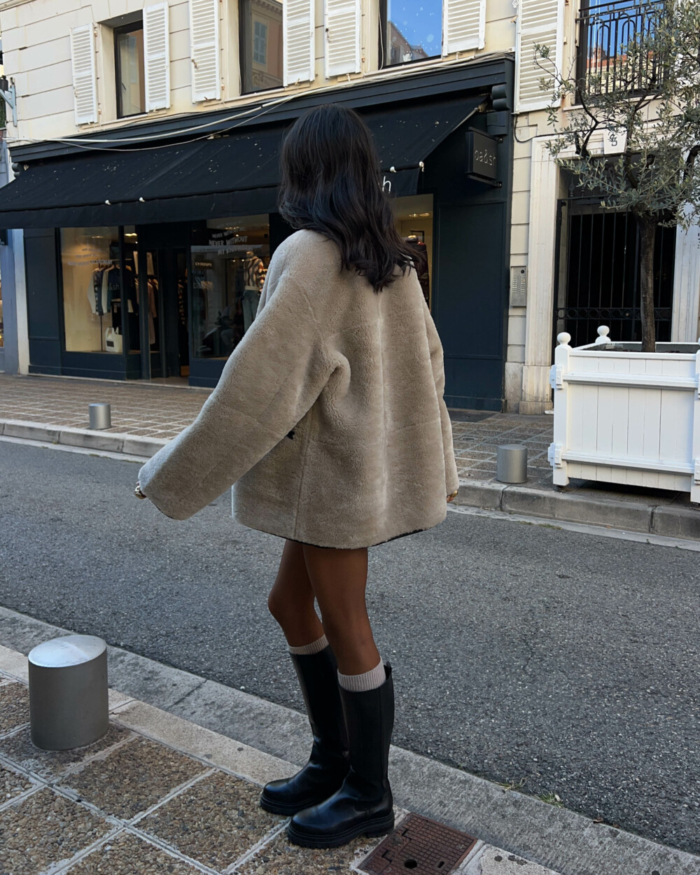 Chic Knee-High Boots with Mini Skirt and Faux Fur — Winter Boots Outfits