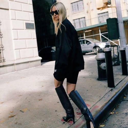 Textured Heeled Boots with Oversized T-Shirt and Shorts — Winter Boots Outfits