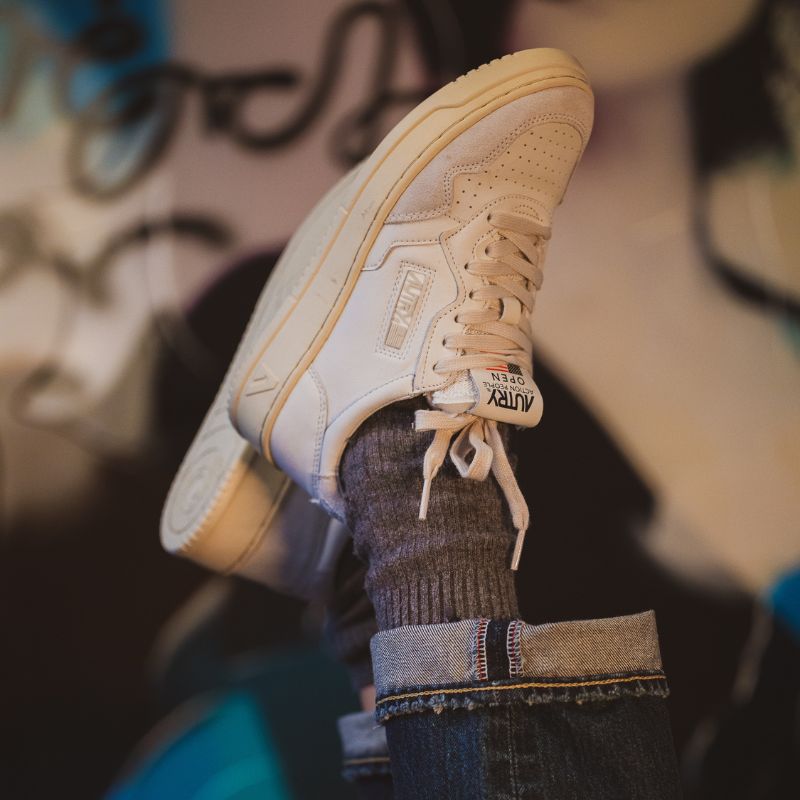 Cuffed Denim Jeans and Knit Socks with Cream Sneakers Cuffed Denim Jeans and Knit Socks with Cream Sneakers — Winter Outfits with Sneakers
