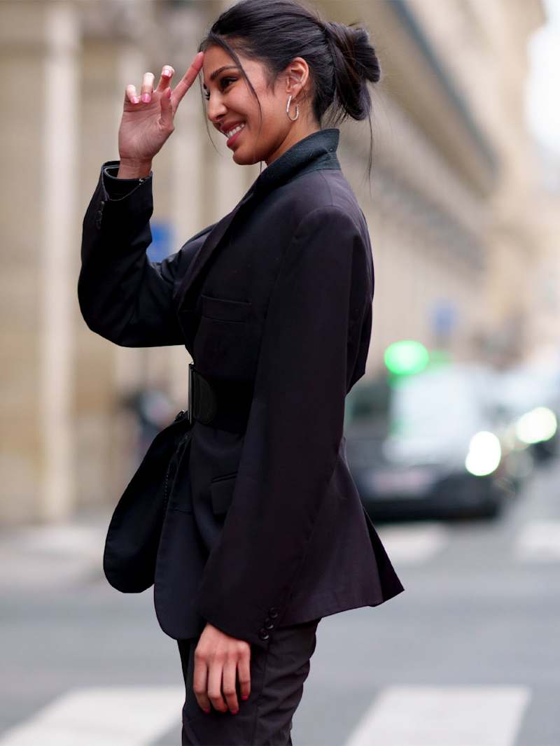Dramatic Silhouette: Oversized Blazer Cinched with Wide Belt Dramatic Silhouette: Oversized Blazer Cinched with Wide Belt — All Black Winter Outfits