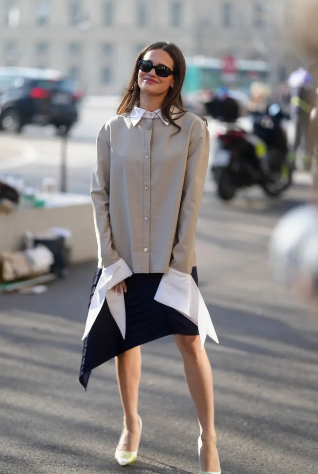 Oversized Beige Shirt with Navy Pleated Skirt and Yellow Heels Oversized Beige Shirt with Navy Pleated Skirt and Yellow Heels — Italy Winter Outfits