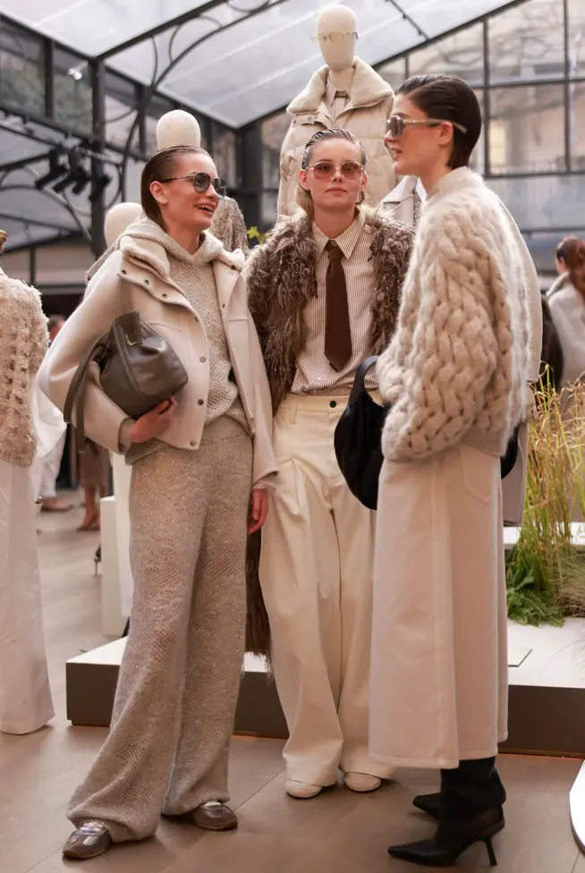 Chunky Knit Cream Sweater with Maxi Skirt and Fur Vest Chunky Knit Cream Sweater with Maxi Skirt and Fur Vest — Italy Winter Outfits