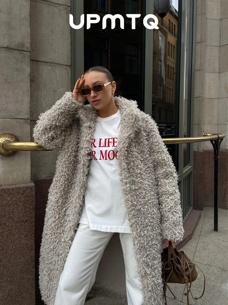Textured Grey Coat with Straight-Leg Trousers and Drawstring Bag Textured Grey Coat with Straight-Leg Trousers and Drawstring Bag — Faux Fur Coat Outfits