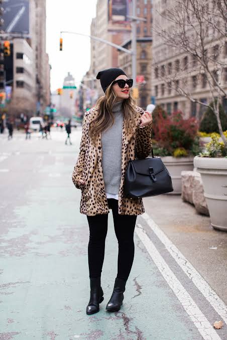 Winter Street Style Leopard Coat with Beanie Winter Street Style Leopard Coat with Beanie — Leopard Coat Outfits