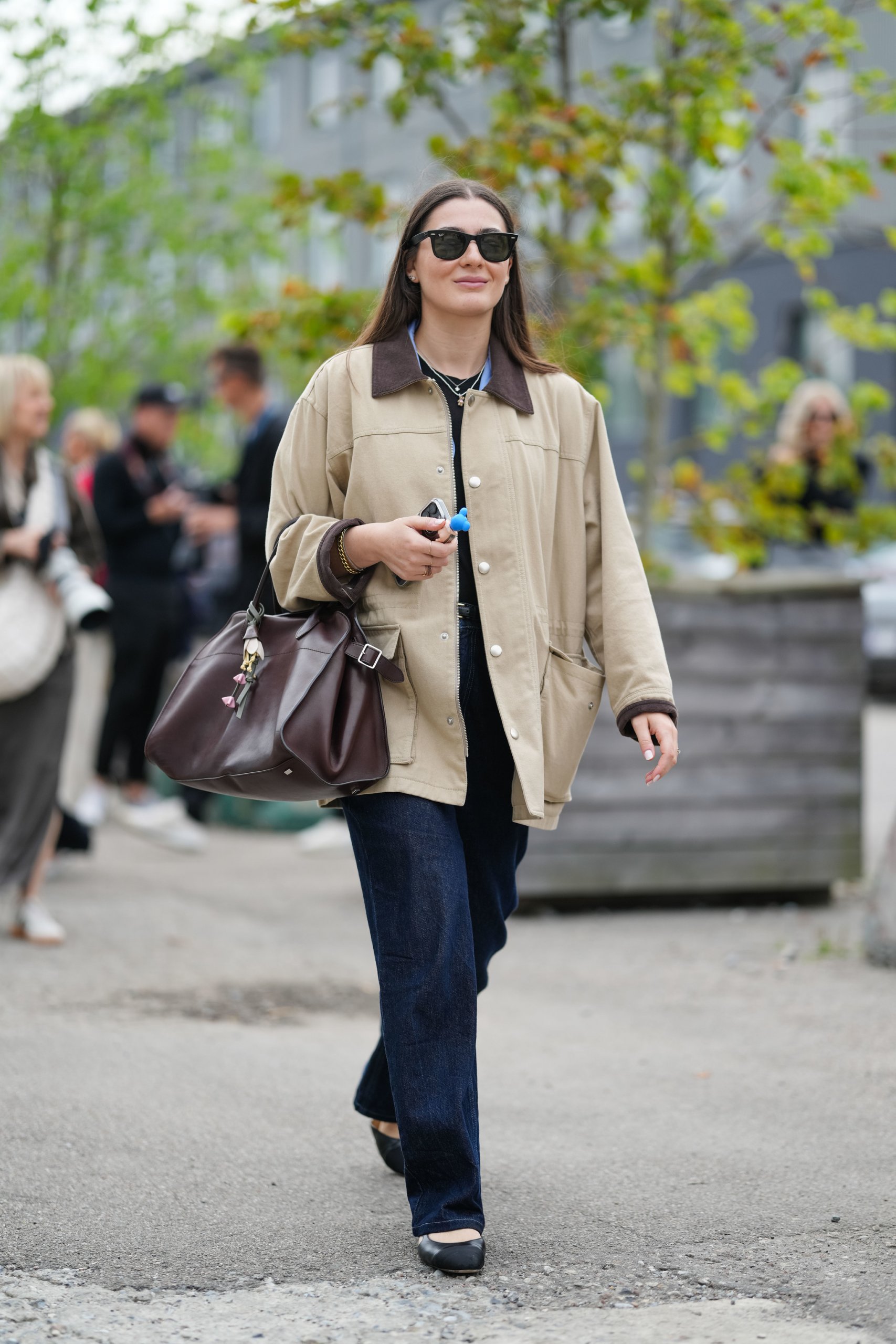 Beige Barn Jacket with Wide-Leg Jeans and Ballet Flats Beige Barn Jacket with Wide-Leg Jeans and Ballet Flats — Parka Outfits