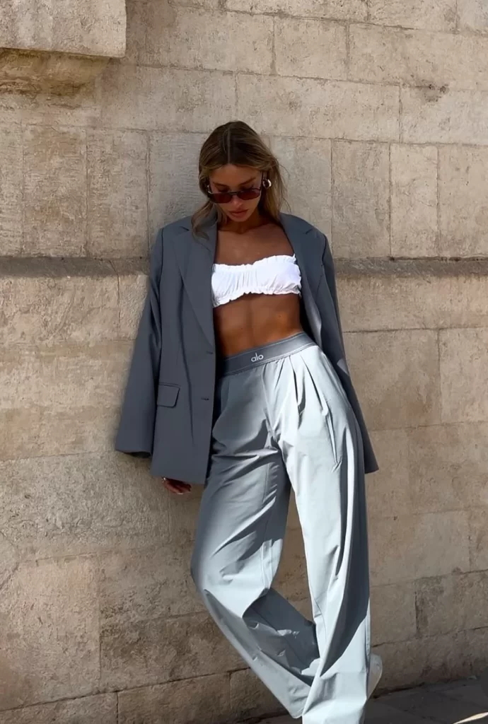 Monochromatic Grey Sweatpants with Oversized Blazer Monochromatic Grey Sweatpants with Oversized Blazer — Sweatpants Outfits