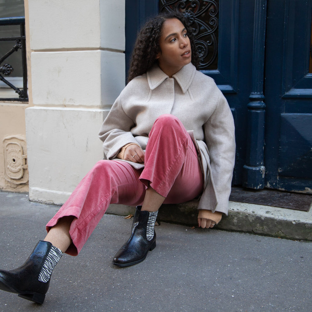 Playful Contrast: Black Chelsea Boots with Pink Trousers Playful Contrast: Black Chelsea Boots with Pink Trousers — Chelsea Boots Outfits