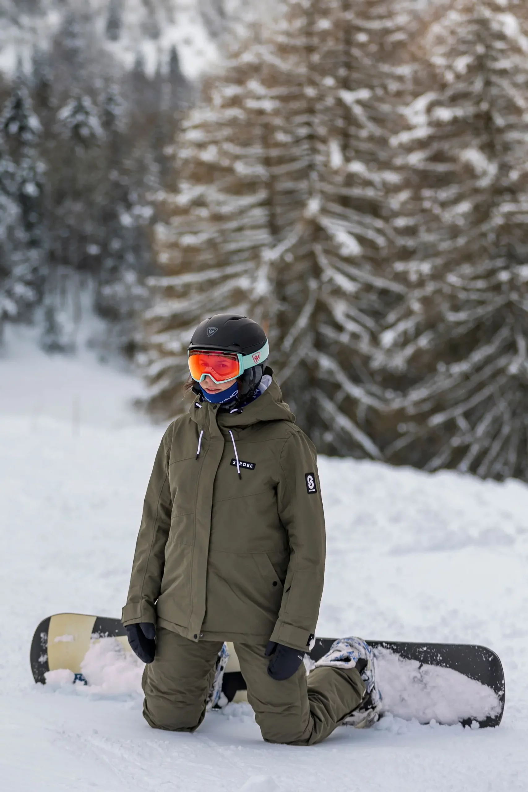 Monochromatic Utility: Olive Green Snowboarding Set for Functional Style — Snowboarding Outfits