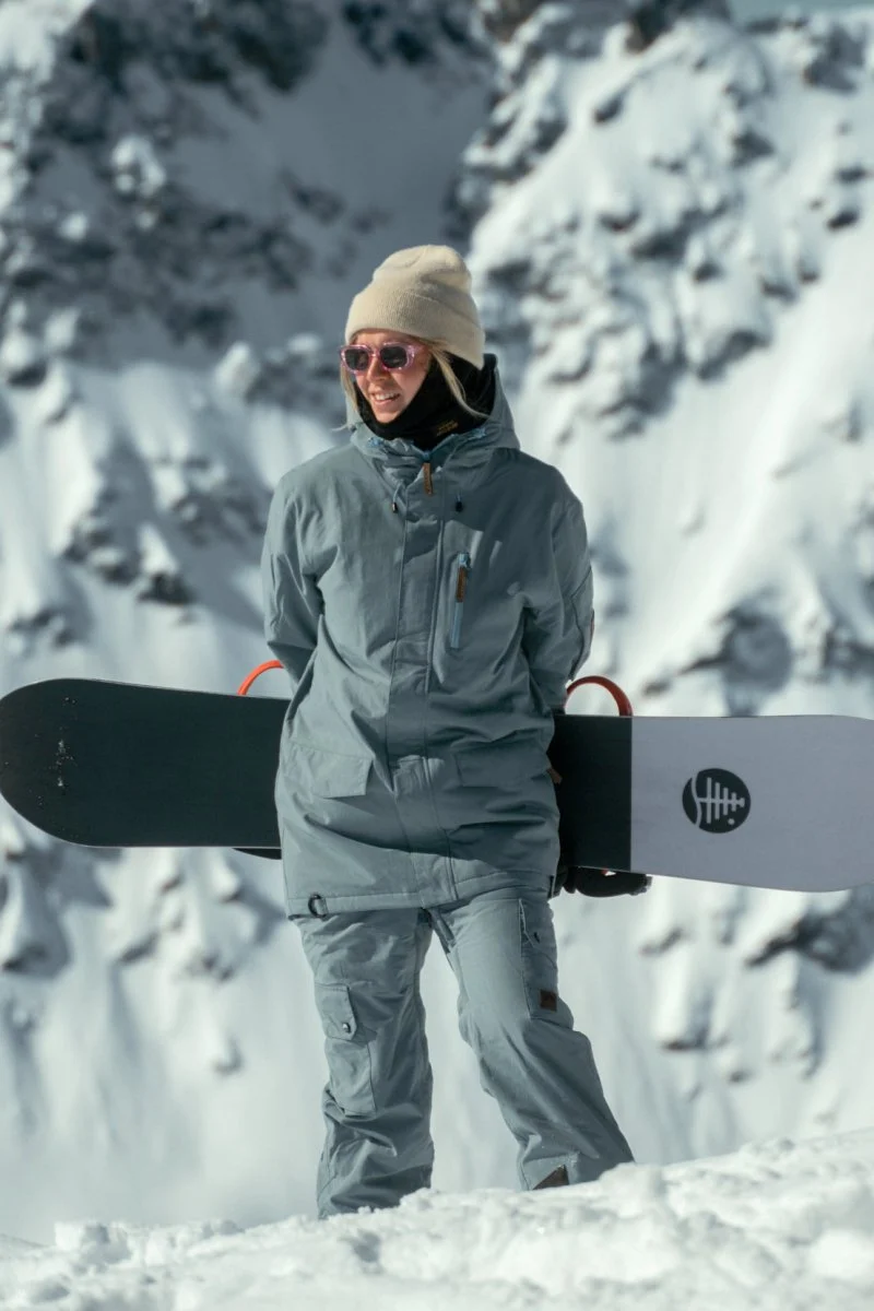 Utilitarian Grey Set: Cargo Pants and Hooded Jacket for the Slopes — Snowboarding Outfits