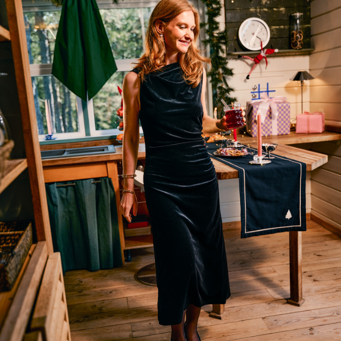 Holiday Gathering Style: Dark Blue Velvet Midi Dress — December Outfits