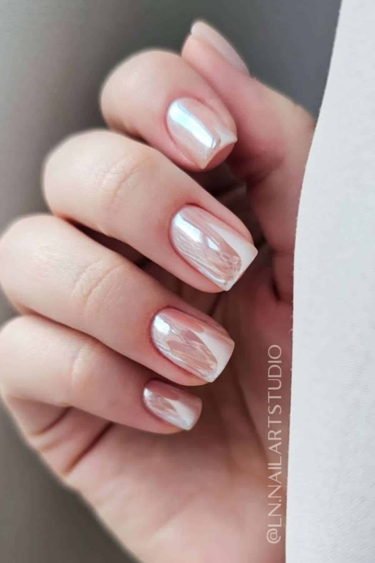 Iridescent Chrome Short Squovals Iridescent Chrome Short Squovals — Winter Squoval Nails