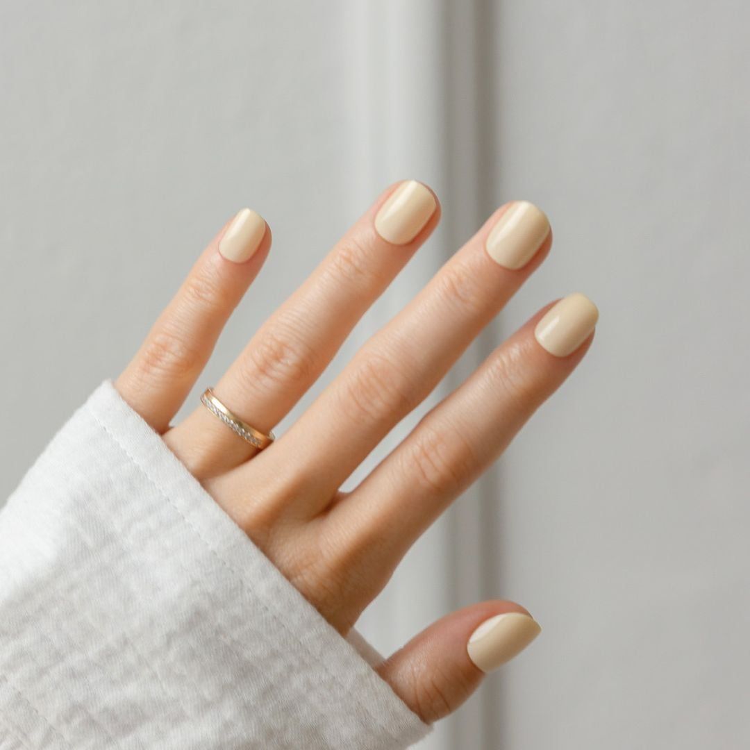Solid Pale Yellow Glossy Nails Solid Pale Yellow Glossy Nails — Short Winter Round Nails