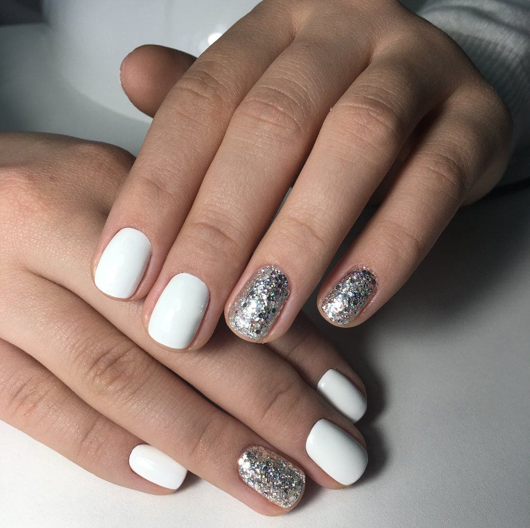 Opaque White with Silver Glitter Round Nails Opaque White with Silver Glitter Round Nails — Simple Short Winter Nails