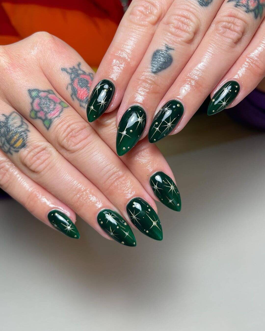 Emerald Green with Gold Starbursts Emerald Green with Gold Starbursts — Short Winter Almond Nails