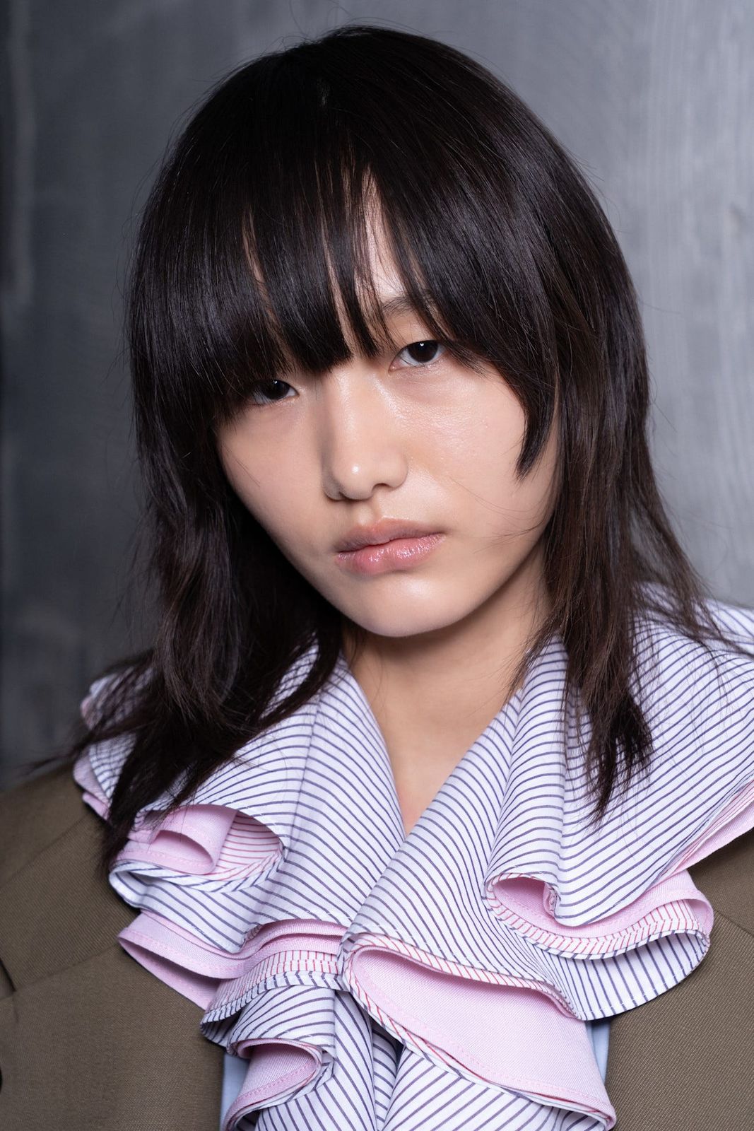 Messy Shoulder Shag With Full Bangs Messy Shoulder Shag With Full Bangs — Winter Haircuts for Heart Shaped Faces
