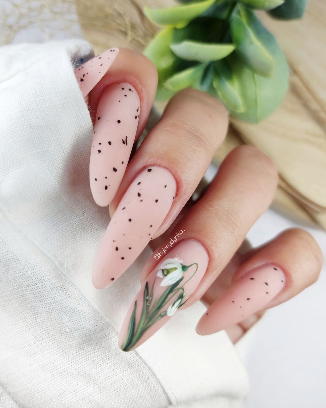 Wiosenne paznokcie — inspiracje paznokciowe na cieplejsze dni - Sklep Cosmetics Zone