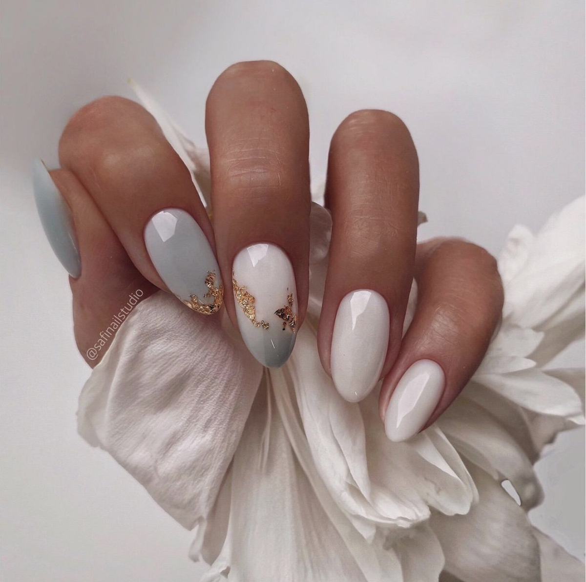 Grey to White Gradient Gold Foil Nails Grey to White Gradient Gold Foil Nails — Aesthetic Winter Nails