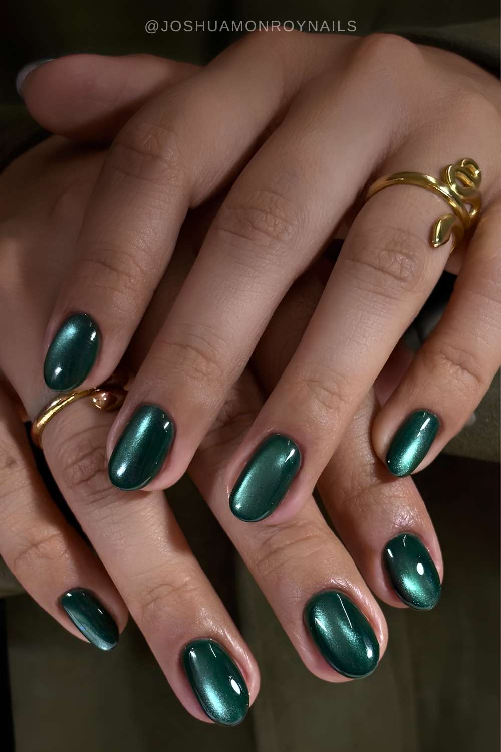Medium Oval Metallic Emerald with Blue Undertones Medium Oval Metallic Emerald with Blue Undertones — Emerald Green Nails