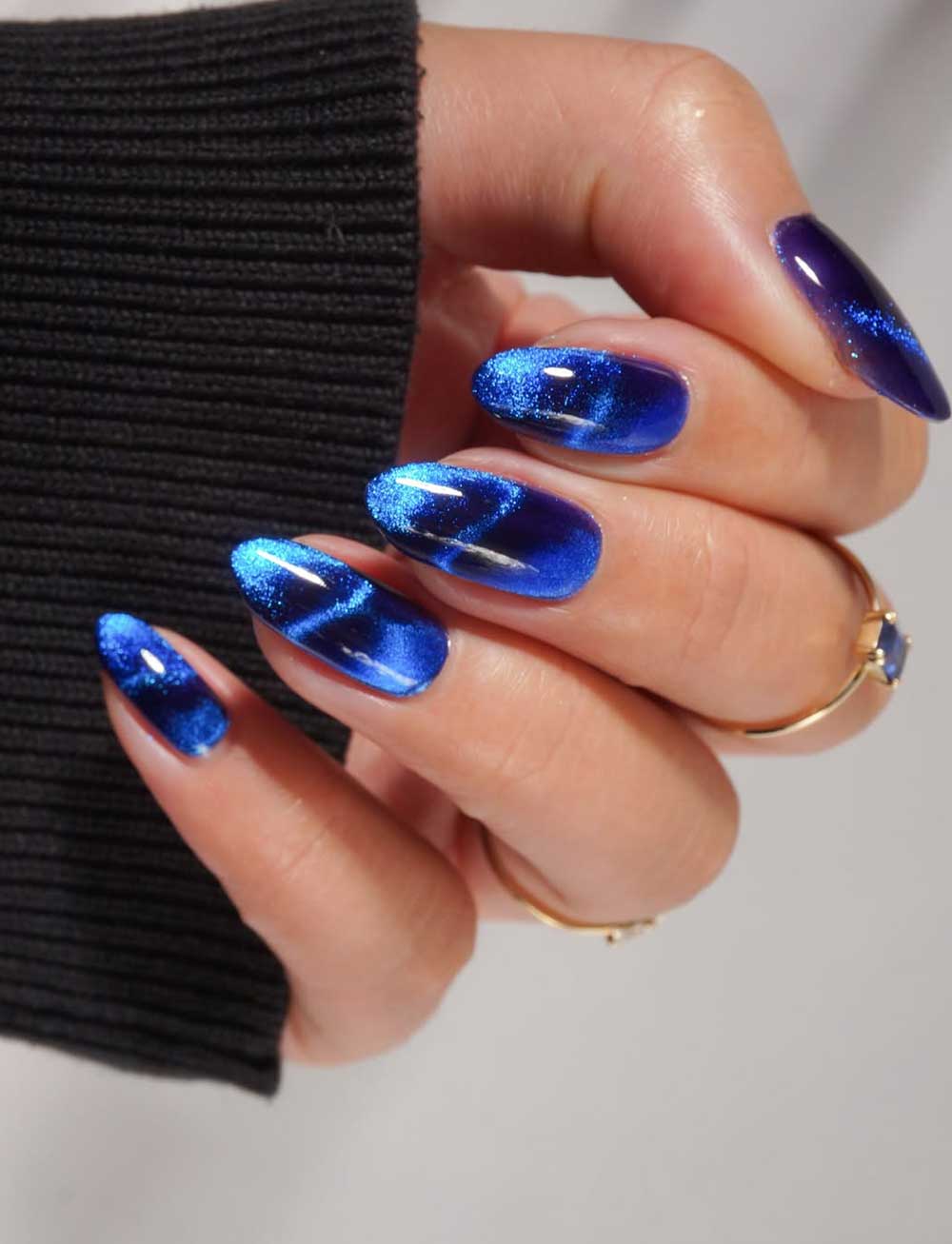 UNGHIE BLU SCURO E NAVY, tendenze e stili da provare subito