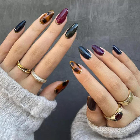 Tortoiseshell & Gold Line Almond Nails Tortoiseshell & Gold Line Almond Nails — Winter Work Nails