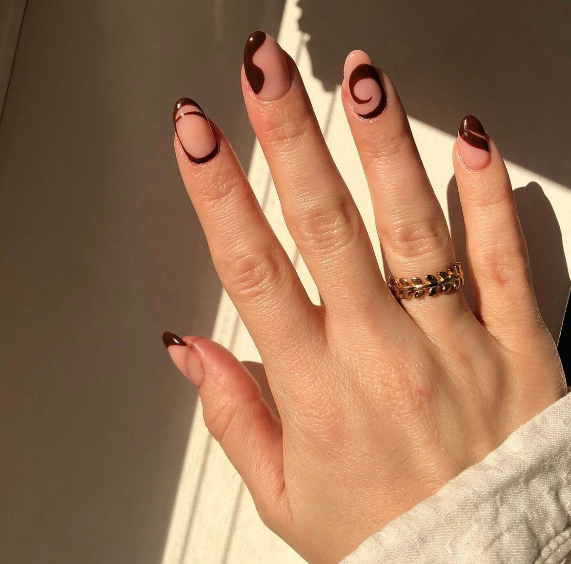 Nude Abstract Swirl Oval Nails Nude Abstract Swirl Oval Nails — Short Winter Oval Nails