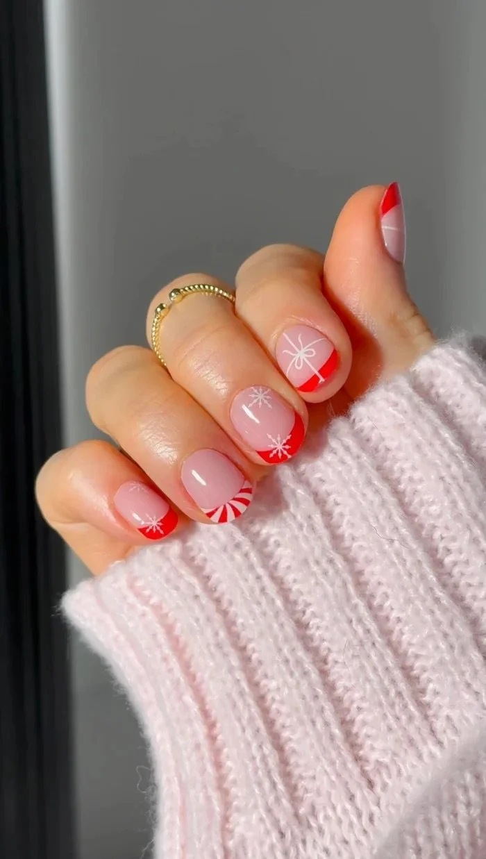 Short Round French Tips with Holiday Art Short Round French Tips with Holiday Art — Winter Nail Art Simple