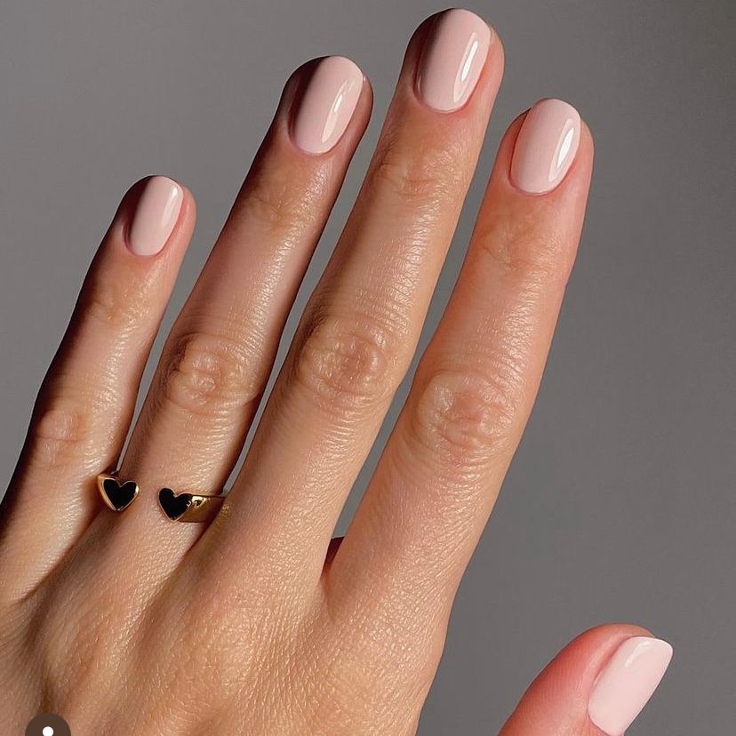 La manicure del mese di maggio: unghie corte, 10 idee per dire sì | Vanity Fair Italia