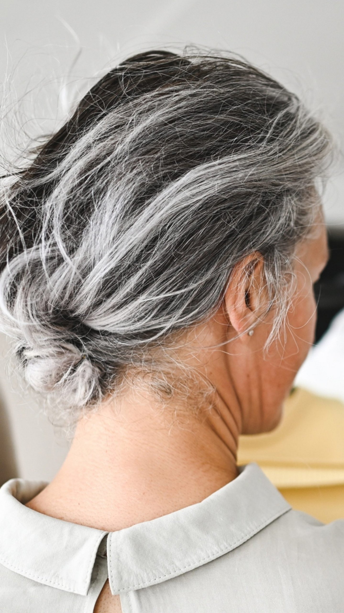 Mid-Back Waves With Blonde Highlights Mid-Back Waves With Blonde Highlights — Winter Hairstyles for Gray Hair