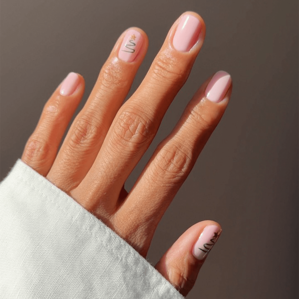 Short Square Light Pink With Gold Tree Art Short Square Light Pink With Gold Tree Art — Christmas Gel X Nails 2026