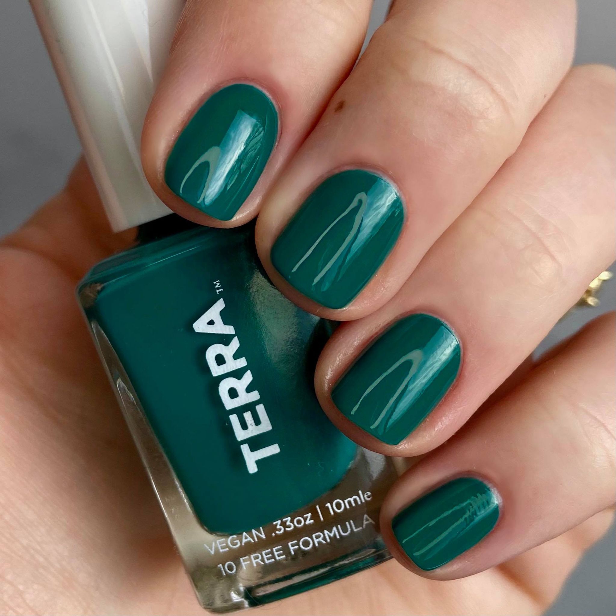 Short Oval Glossy Deep Emerald Short Oval Glossy Deep Emerald — Emerald Green Nails