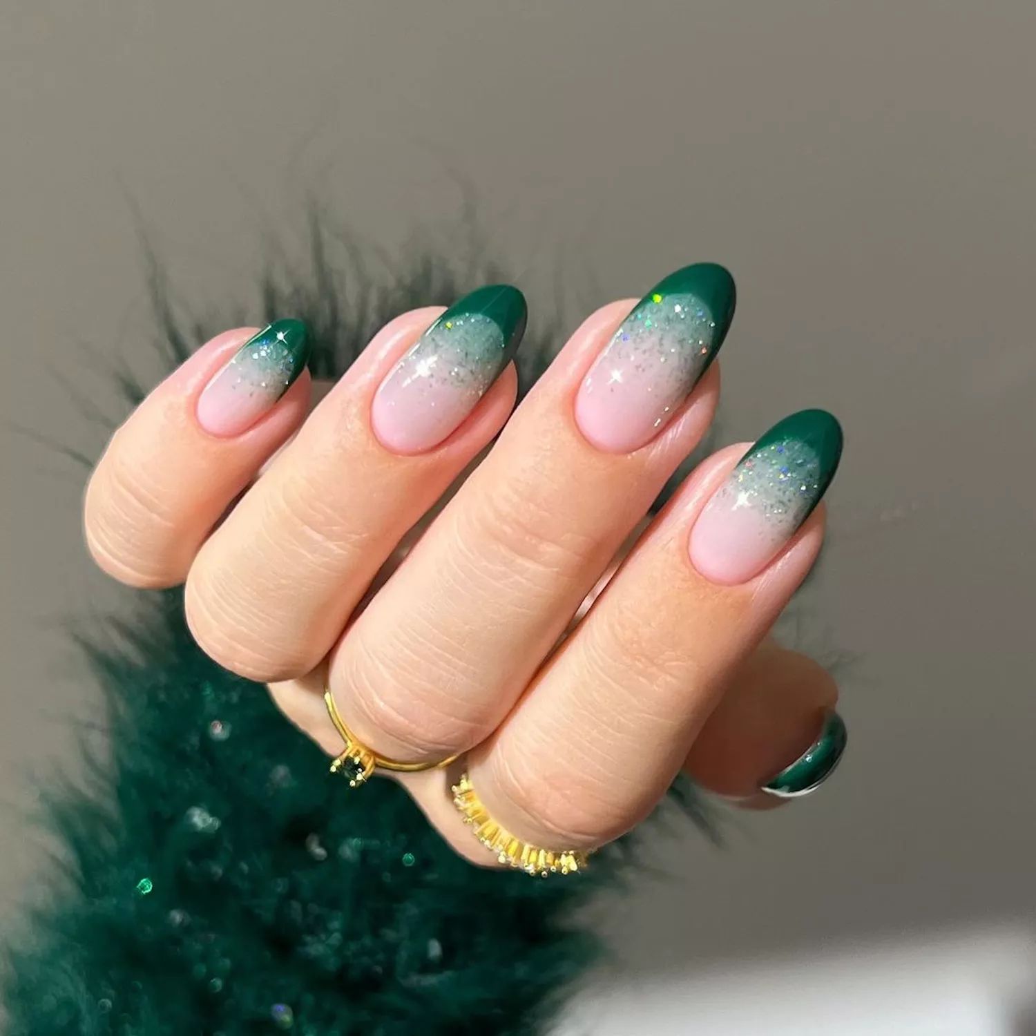 Dark Green Glitter Gradient Oval Nails Dark Green Glitter Gradient Oval Nails — Winter Party Nails