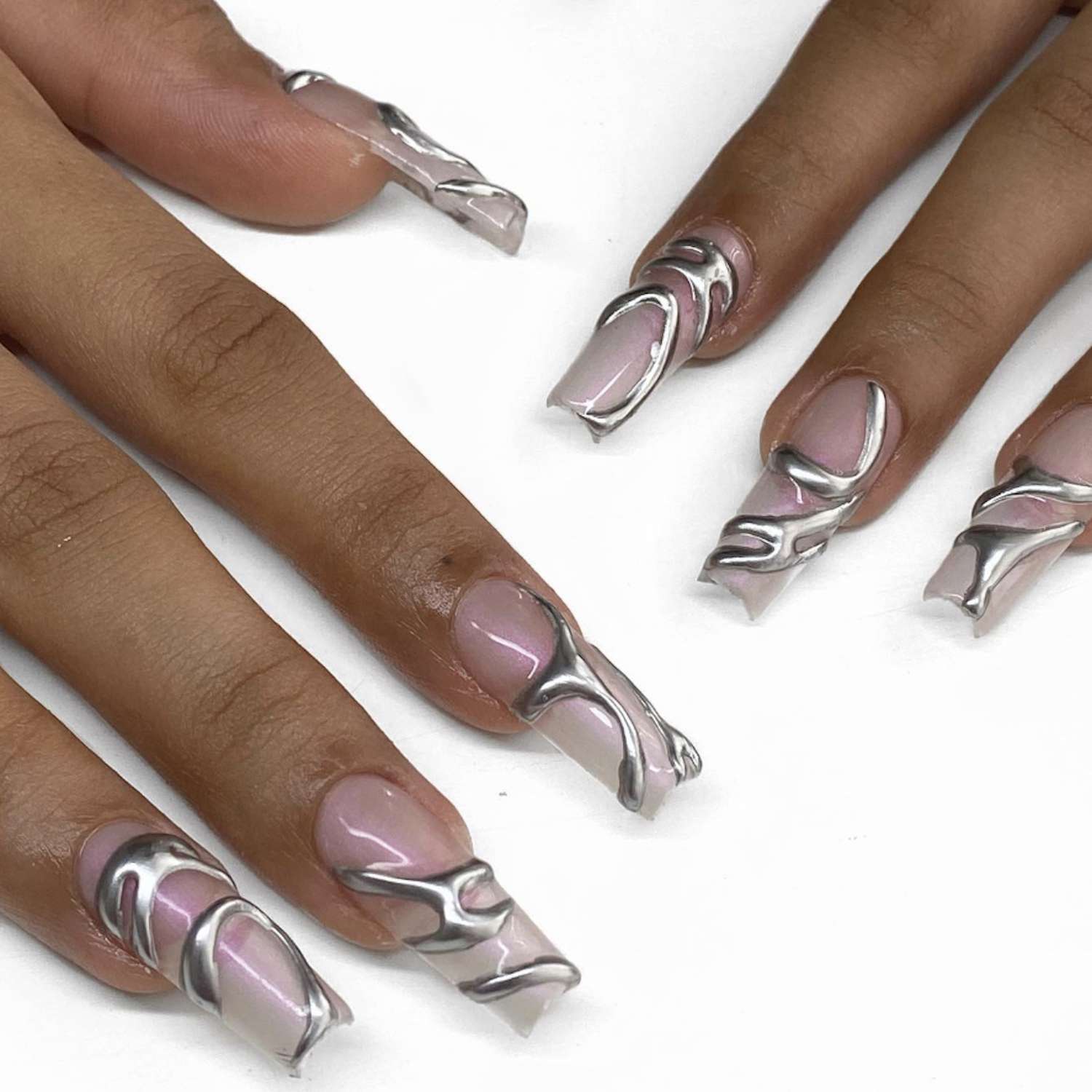 Sculptural Silver Chrome Accents Sculptural Silver Chrome Accents — Silver Chrome Nails