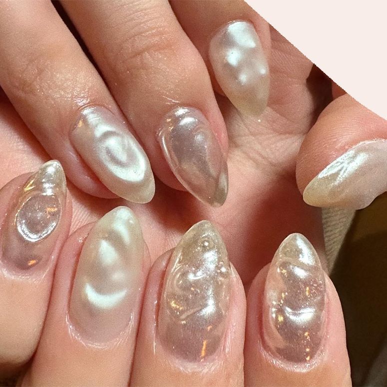 Small Scattered Pearls On Accent Nails Visual Idea Small Scattered Pearls On Accent Nails Visual Idea — Winter Pearl Nails