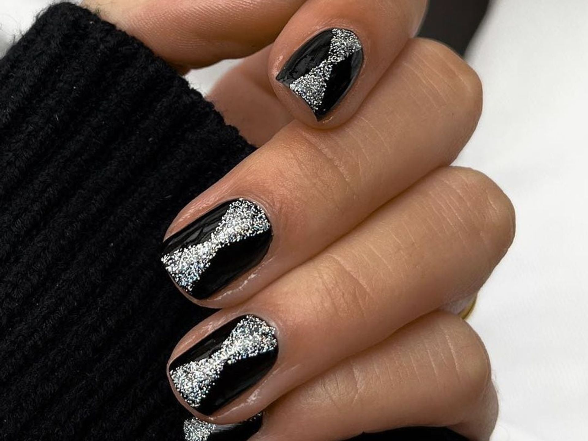 Silver Glitter Bow Motif On Accent Nails Visual Idea Silver Glitter Bow Motif On Accent Nails Visual Idea — Aesthetic Winter Nails