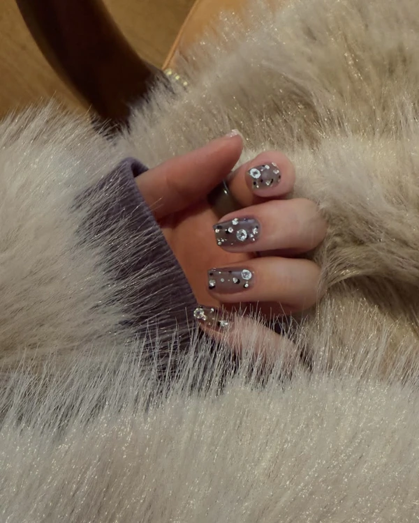 Clear Rhinestone & Glitter Square Nails Clear Rhinestone & Glitter Square Nails — Sparkly New Years Nails 2027