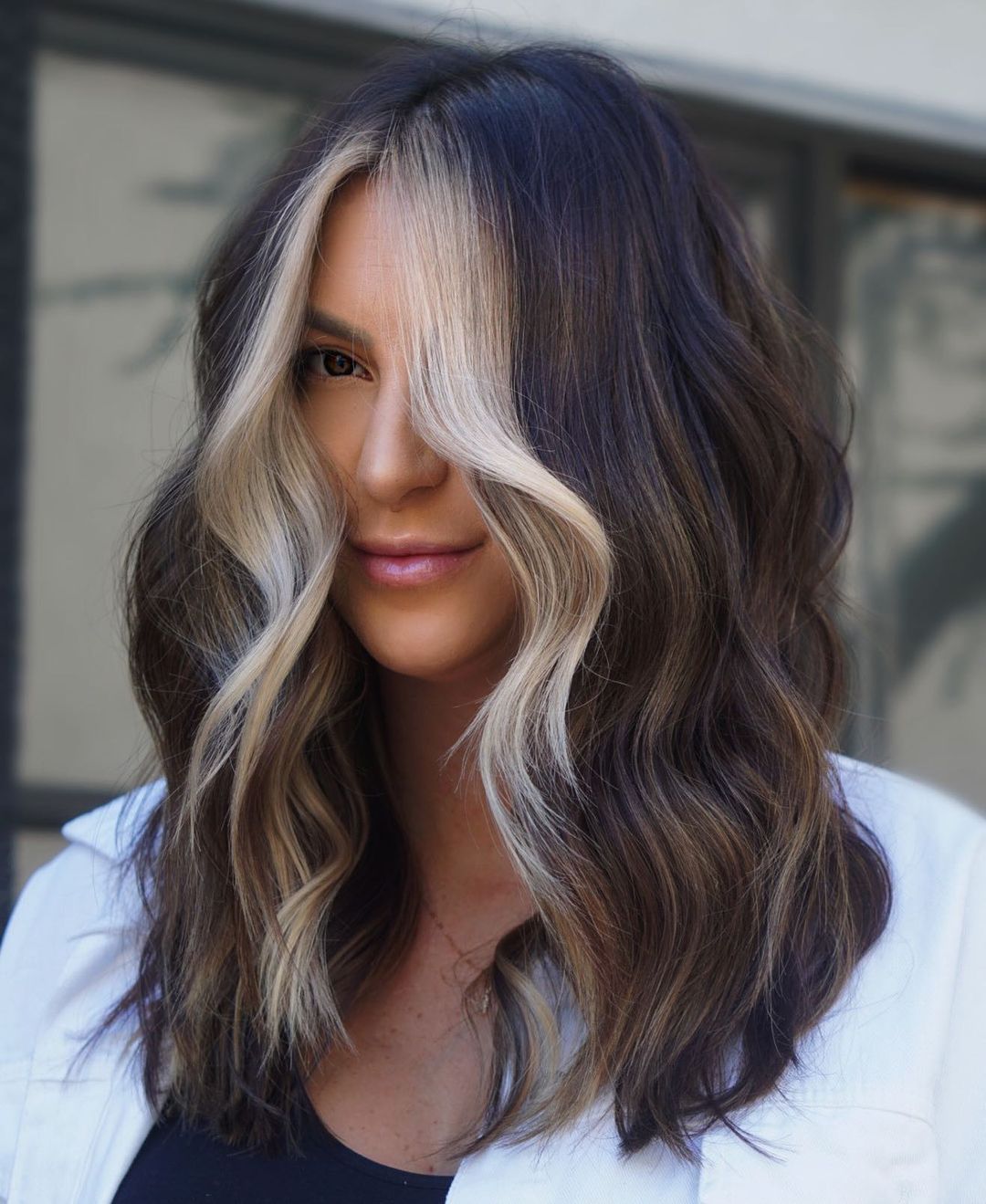 Dark Brown Base With Bright Blonde Money Piece Dark Brown Base With Bright Blonde Money Piece — Lowlights for Blonde Hair