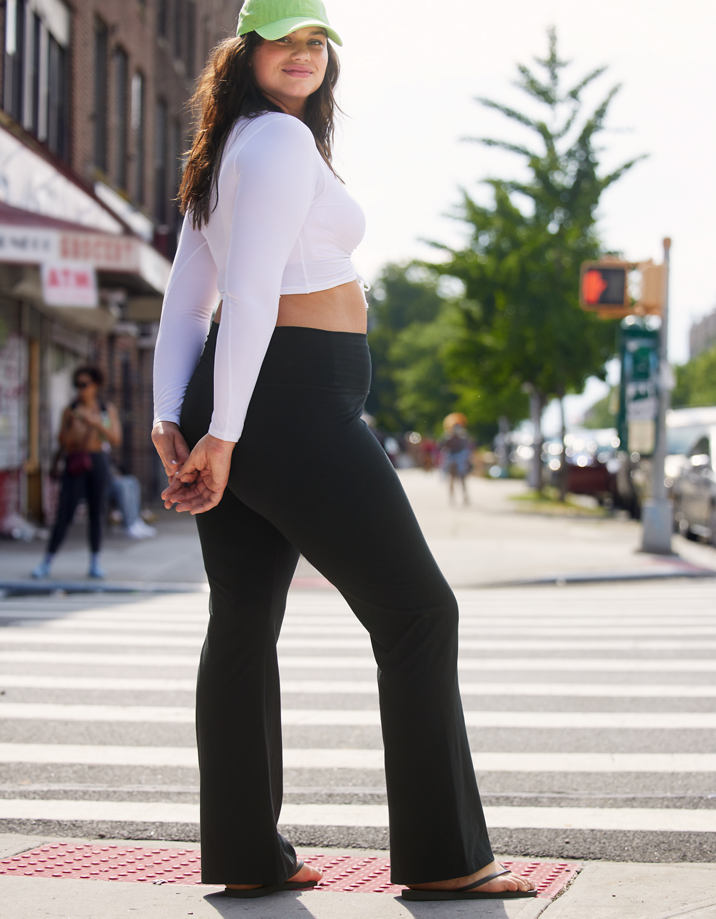 Sporty Vibes with Baseball Cap and Flip-Flops Sporty Vibes with Baseball Cap and Flip-Flops — Flare Leggings Outfits