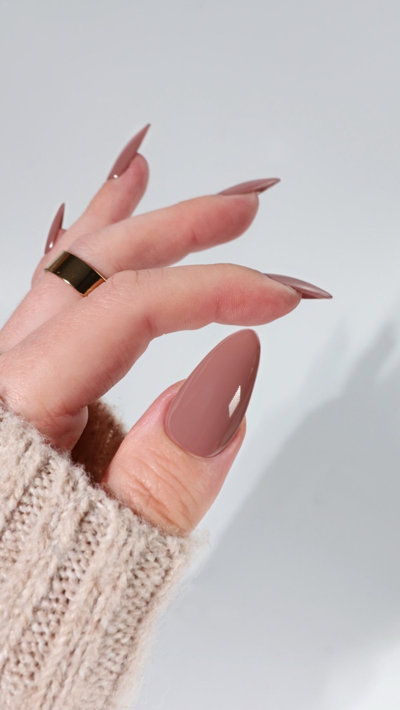 Medium Almond Wavy Lines And Gold Foil Medium Almond Wavy Lines And Gold Foil — Mocha Nails