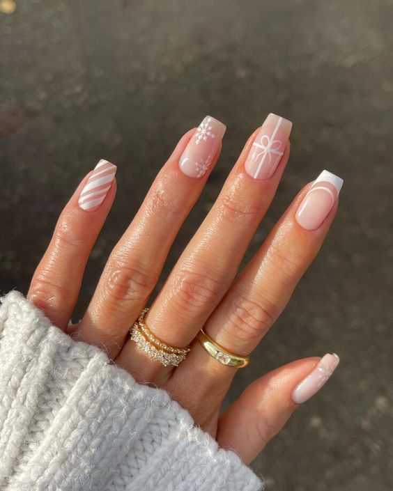 23 Simple Christmas Nails Ideas to Copy this Winter - Actually Arielle