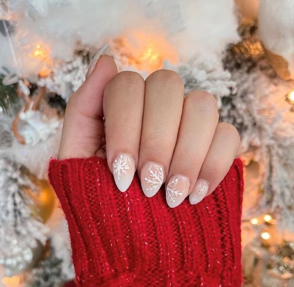 Sheer Pink Almonds with Delicate Snowflake Outlines Sheer Pink Almonds with Delicate Snowflake Outlines — Winter Nail Art Simple