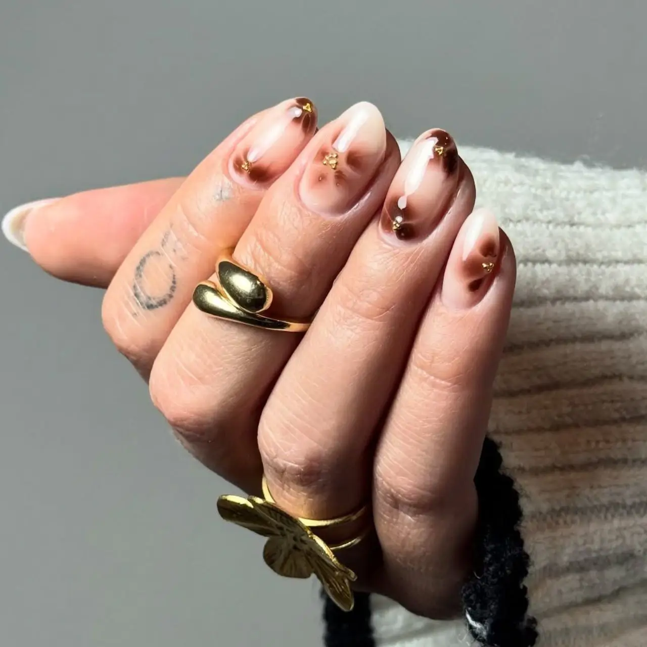 Nude Abstract Gold Flake Oval Nails Nude Abstract Gold Flake Oval Nails — Short Winter Oval Nails