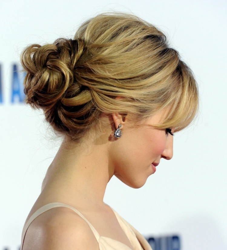 DIY Dark Brown Half Updo With Bow DIY Dark Brown Half Updo With Bow — Winter Party Hairstyles
