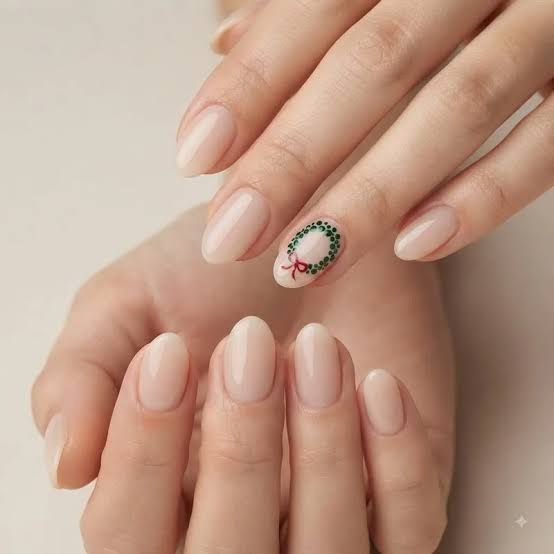 Short Oval Wreath Accent Nails Short Oval Wreath Accent Nails — Simple Christmas Nails 2026