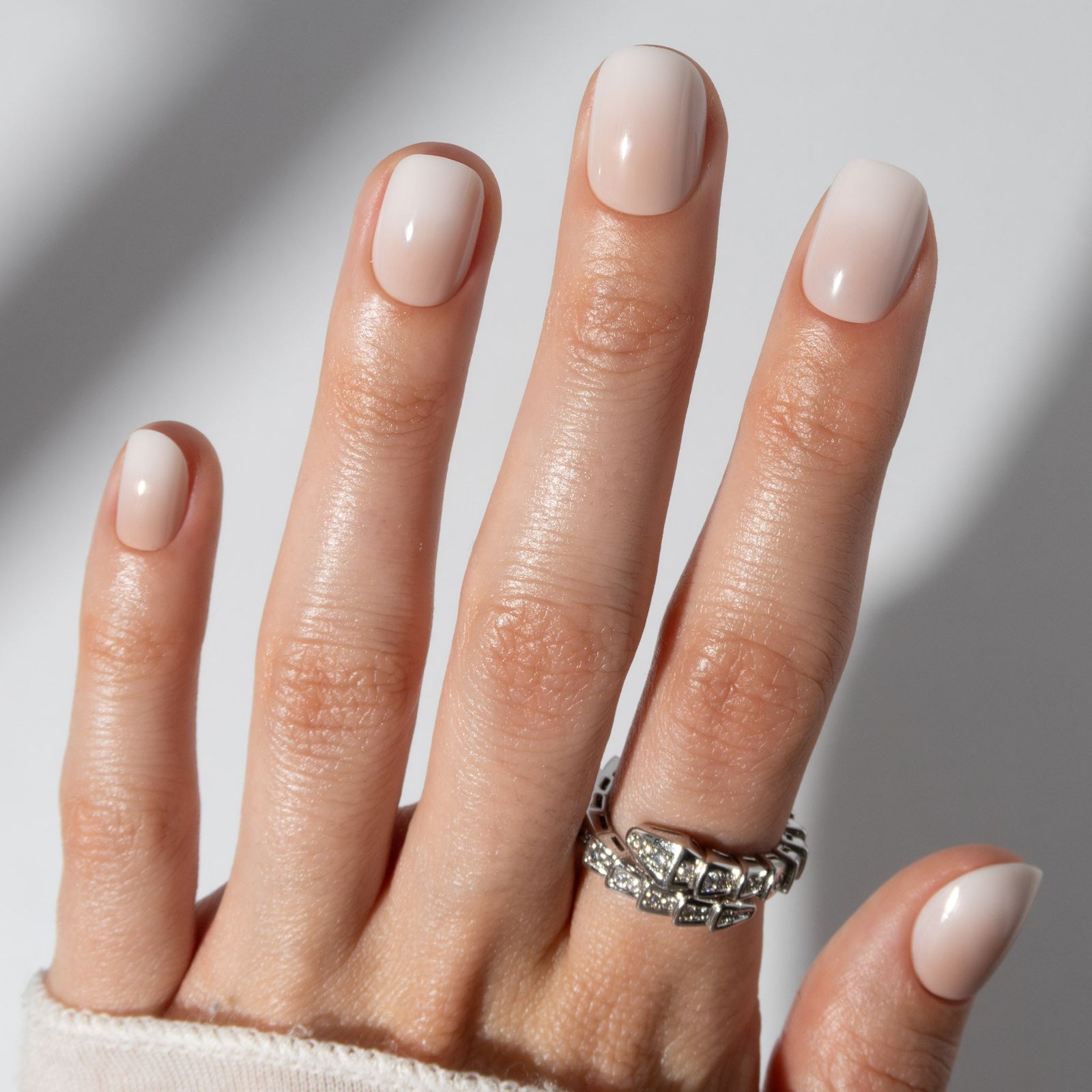 Soft Nude to Beige Ombre Short Square Nails Soft Nude to Beige Ombre Short Square Nails — Short Winter Round Nails