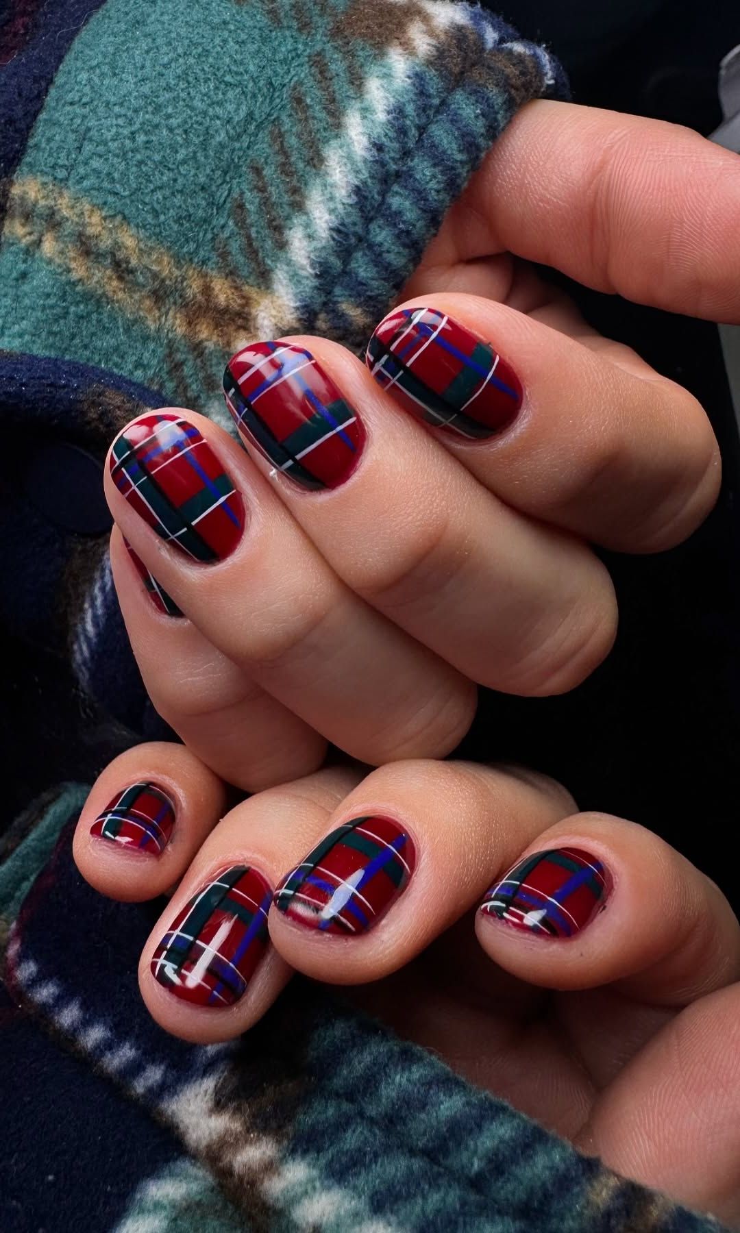 Classic Red Green Blue White Tartan Classic Red Green Blue White Tartan — Winter Plaid Nails