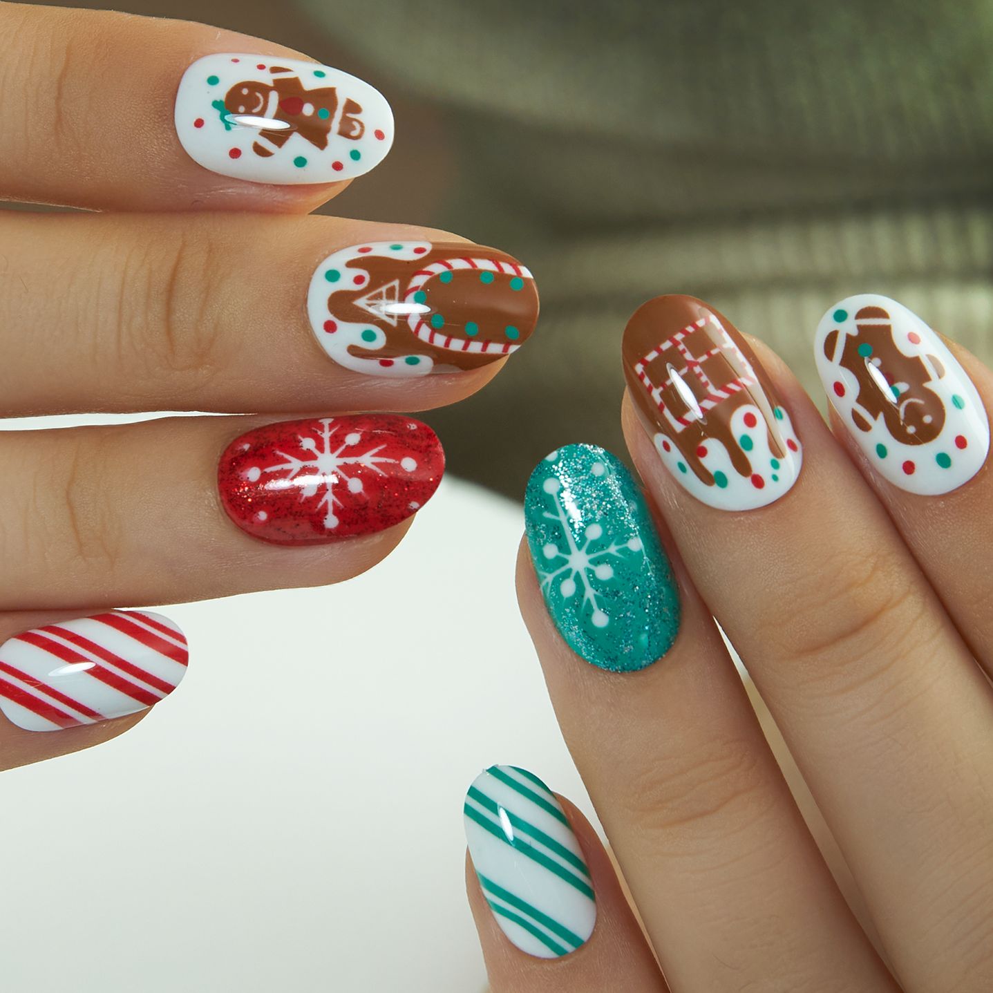 Christmas Visual Idea Christmas Visual Idea — Christmas Oval Nails 2026